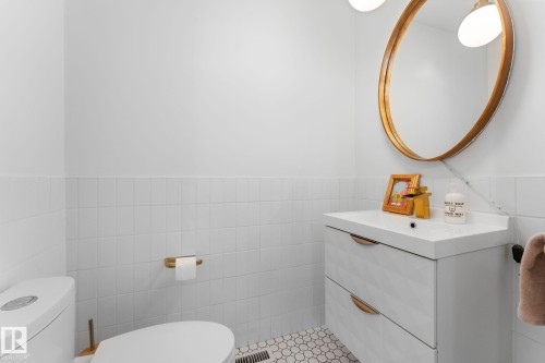 8759 92 Avenue, Edmonton, AB - Indoor Photo Showing Bathroom