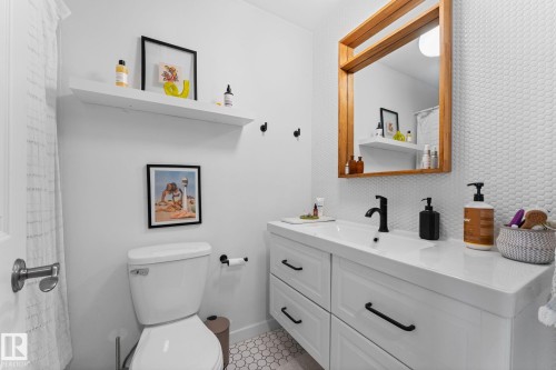 8759 92 Avenue, Edmonton, AB - Indoor Photo Showing Bathroom