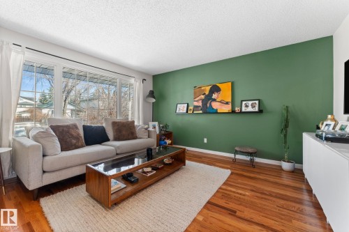 8759 92 Avenue, Edmonton, AB - Indoor Photo Showing Living Room