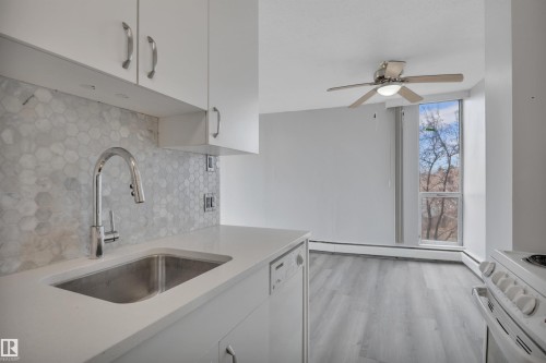210 10883 Saskatchewan Drive, Edmonton, AB - Indoor Photo Showing Kitchen