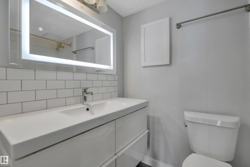 210 10883 Saskatchewan Drive, Edmonton, AB - Indoor Photo Showing Bathroom