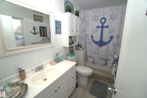 10026 87 Avenue, Edmonton, AB - Indoor Photo Showing Bathroom