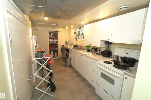 10026 87 Avenue, Edmonton, AB - Indoor Photo Showing Kitchen
