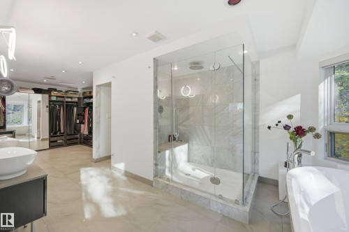 10065 90 Avenue, Edmonton, AB - Indoor Photo Showing Bathroom