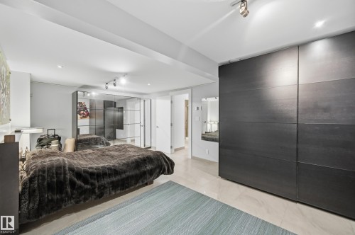 10065 90 Avenue, Edmonton, AB - Indoor