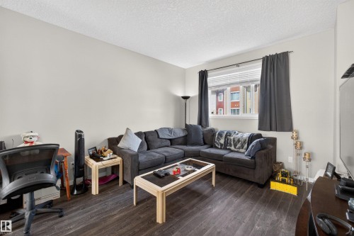 9 320 Secord Boulevard, Edmonton, AB - Indoor Photo Showing Living Room