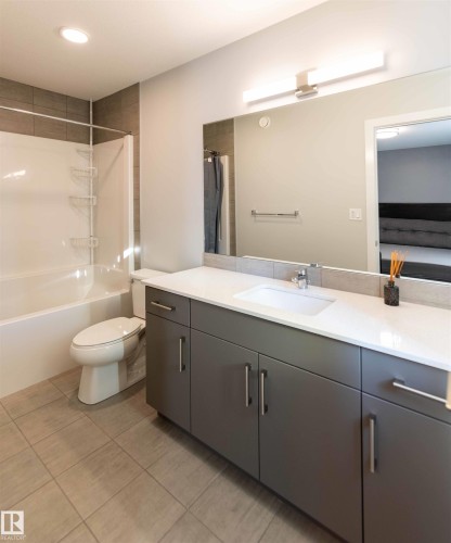 21 1729 Keene Crescent, Edmonton, AB - Indoor Photo Showing Bathroom
