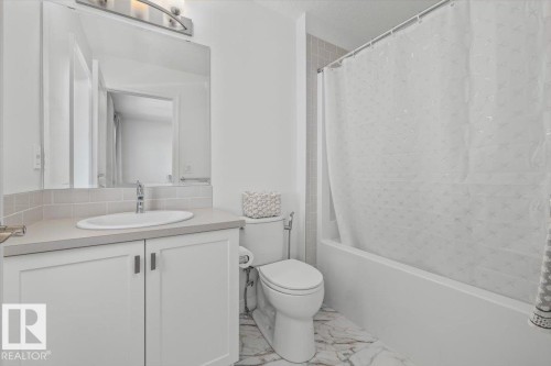 2418 Trumpeter Way, Edmonton, AB - Indoor Photo Showing Bathroom