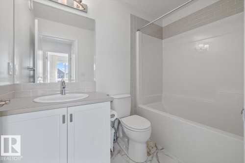 2418 Trumpeter Way, Edmonton, AB - Indoor Photo Showing Bathroom