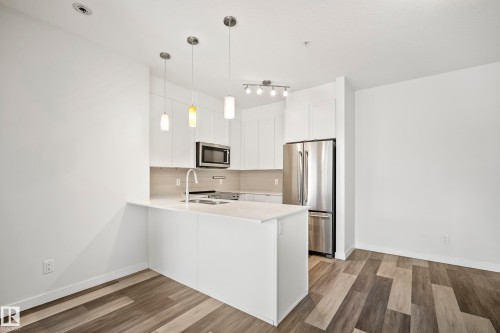 127 812 Welsh Drive, Edmonton, AB - Indoor Photo Showing Kitchen With Double Sink With Upgraded Kitchen