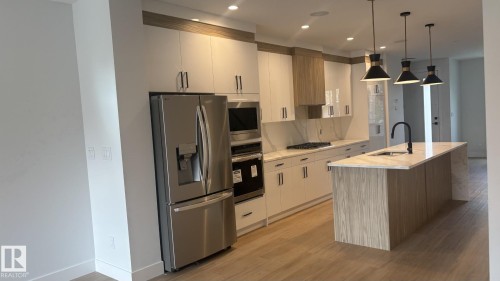 11138 126 Street E, Edmonton, AB - Indoor Photo Showing Kitchen With Upgraded Kitchen