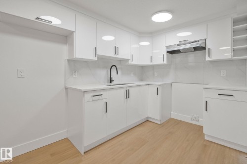 Edmonton, AB - Indoor Photo Showing Kitchen