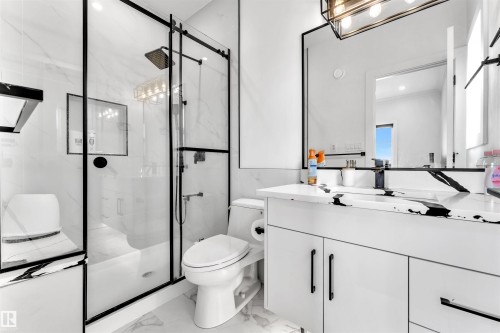8118 Orchards Green, Edmonton, AB - Indoor Photo Showing Bathroom