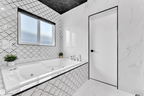 8118 Orchards Green, Edmonton, AB - Indoor Photo Showing Bathroom