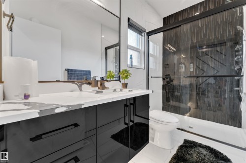 8118 Orchards Green, Edmonton, AB - Indoor Photo Showing Bathroom