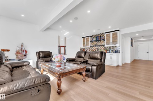 8118 Orchards Green, Edmonton, AB - Indoor Photo Showing Living Room