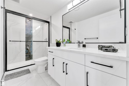 8118 Orchards Green, Edmonton, AB - Indoor Photo Showing Bathroom