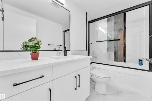 8118 Orchards Green, Edmonton, AB - Indoor Photo Showing Bathroom