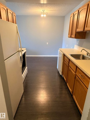 202 3610 43 Avenue, Edmonton, AB - Indoor Photo Showing Kitchen