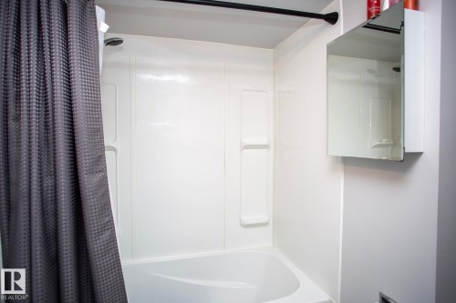 201 10606 123 Street, Edmonton, AB - Indoor Photo Showing Bathroom