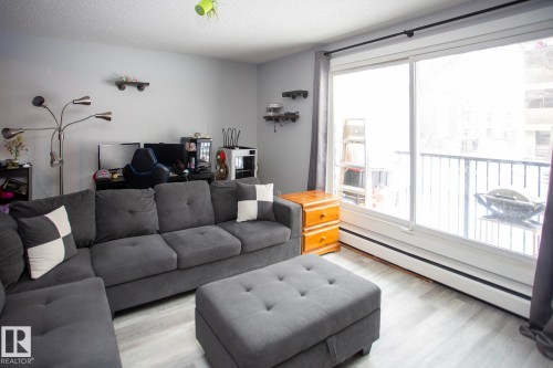 201 10606 123 Street, Edmonton, AB - Indoor Photo Showing Living Room