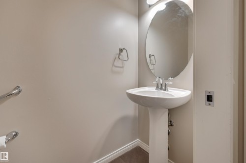 20645 93A Avenue, Edmonton, AB - Indoor Photo Showing Bathroom