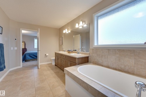 20645 93A Avenue, Edmonton, AB - Indoor Photo Showing Bathroom