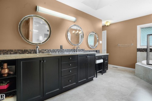 10815 Bearspaw Dr E Nw, Edmonton, AB - Indoor Photo Showing Bathroom