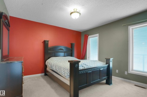 10815 Bearspaw Dr E Nw, Edmonton, AB - Indoor Photo Showing Bedroom
