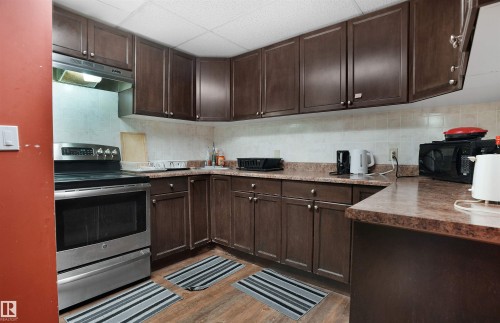 10815 Bearspaw Dr E Nw, Edmonton, AB - Indoor Photo Showing Kitchen