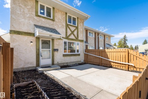 Stucco exterior with decorative green trim - 15C Callingwood Crest, Edmonton, AB - Outdoor