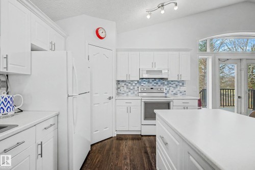 2056 Brennan Crescent, Edmonton, AB - Indoor Photo Showing Kitchen