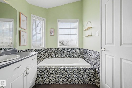 2056 Brennan Crescent, Edmonton, AB - Indoor Photo Showing Bathroom