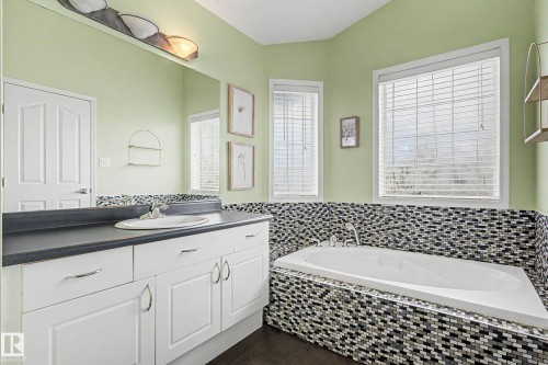 2056 Brennan Crescent, Edmonton, AB - Indoor Photo Showing Bathroom