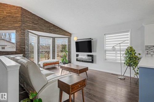 2056 Brennan Crescent, Edmonton, AB - Indoor Photo Showing Living Room