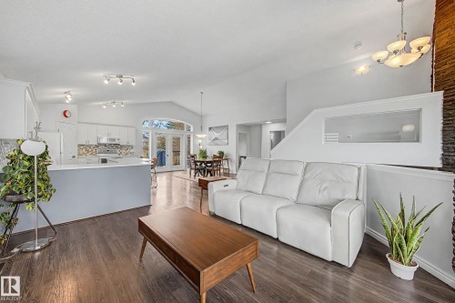 2056 Brennan Crescent, Edmonton, AB - Indoor Photo Showing Living Room