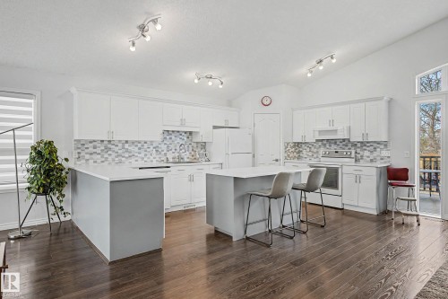 2056 Brennan Crescent, Edmonton, AB - Indoor Photo Showing Kitchen With Upgraded Kitchen