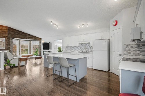 2056 Brennan Crescent, Edmonton, AB - Indoor Photo Showing Kitchen With Upgraded Kitchen