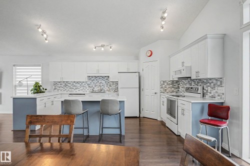 2056 Brennan Crescent, Edmonton, AB - Indoor Photo Showing Kitchen With Upgraded Kitchen