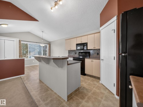 7912 10 Avenue, Edmonton, AB - Indoor Photo Showing Kitchen