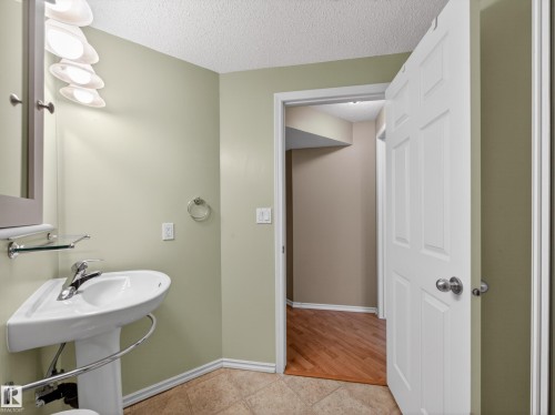 7912 10 Avenue, Edmonton, AB - Indoor Photo Showing Bathroom
