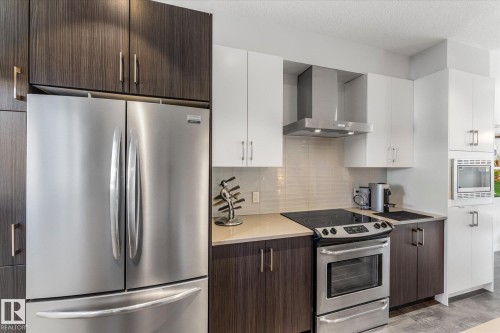 21 Kenton Way, Spruce Grove, AB - Indoor Photo Showing Kitchen With Stainless Steel Kitchen With Upgraded Kitchen