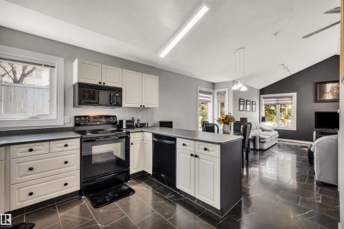 11239 12 Avenue, Edmonton, AB - Indoor Photo Showing Kitchen