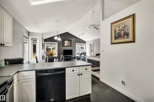 11239 12 Avenue, Edmonton, AB - Indoor Photo Showing Kitchen