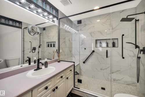 11239 12 Avenue, Edmonton, AB - Indoor Photo Showing Bathroom