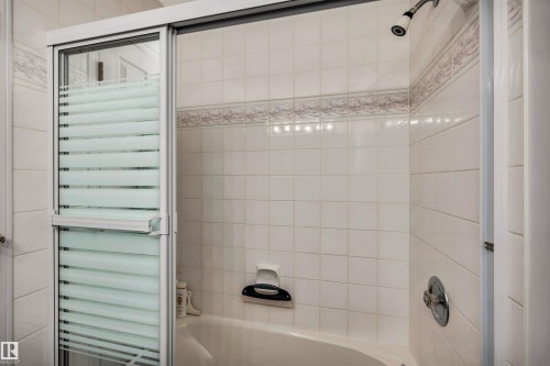 11239 12 Avenue, Edmonton, AB - Indoor Photo Showing Bathroom