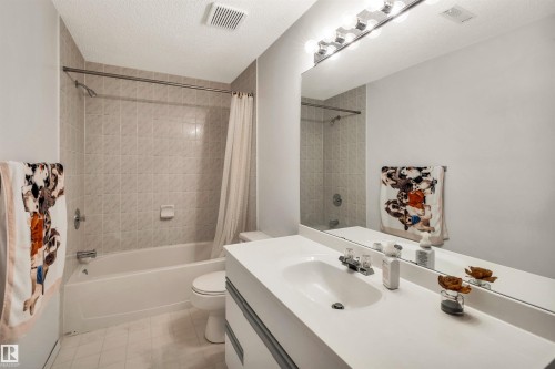 11239 12 Avenue, Edmonton, AB - Indoor Photo Showing Bathroom