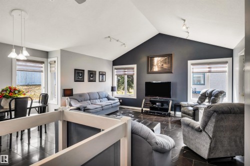 11239 12 Avenue, Edmonton, AB - Indoor Photo Showing Living Room