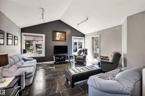 11239 12 Avenue, Edmonton, AB - Indoor Photo Showing Living Room