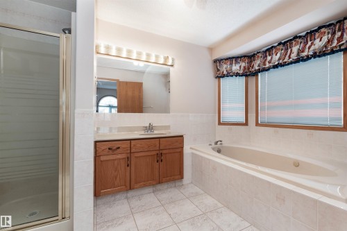 5735 161 Avenue, Edmonton, AB - Indoor Photo Showing Bathroom